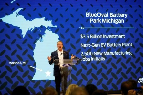 Bill Ford, Presidente Ejecutivo de Ford Motor Company, anuncia que Ford se asociará con la mayor empresa de baterías del mundo, la china Contemporary Amperex Technology, para crear una planta de baterías para vehículos eléctricos en Marshall, Michigan, el 13 de febrero de 2023 (AFP)