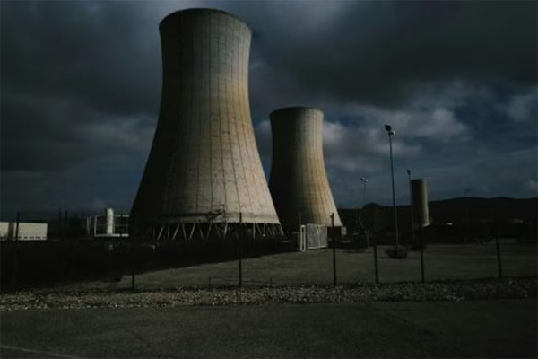 Foto del 26 de enero de 2023 de dos torres de enfriamiento en la planta nuclear de Tricastin, en Saint-Paul-Trois-Chateau, en el sur de Francia 