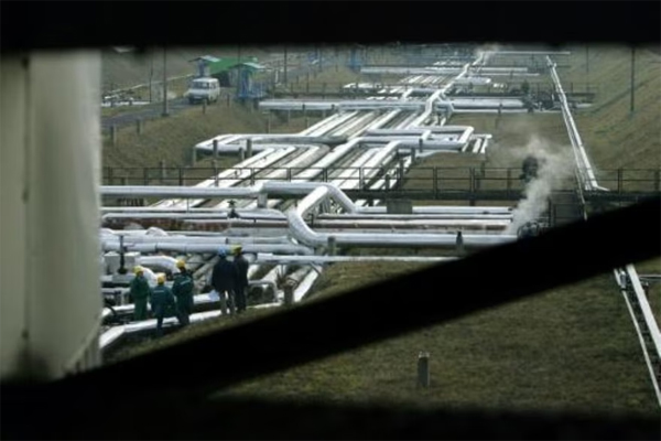  Una refinería de la estación de recepción del oleoducto de Druzhba, en Szazhalombatta, a unos 30 kilómetros al sur de Budapest, en una imagen del 9 de enero de 2007 