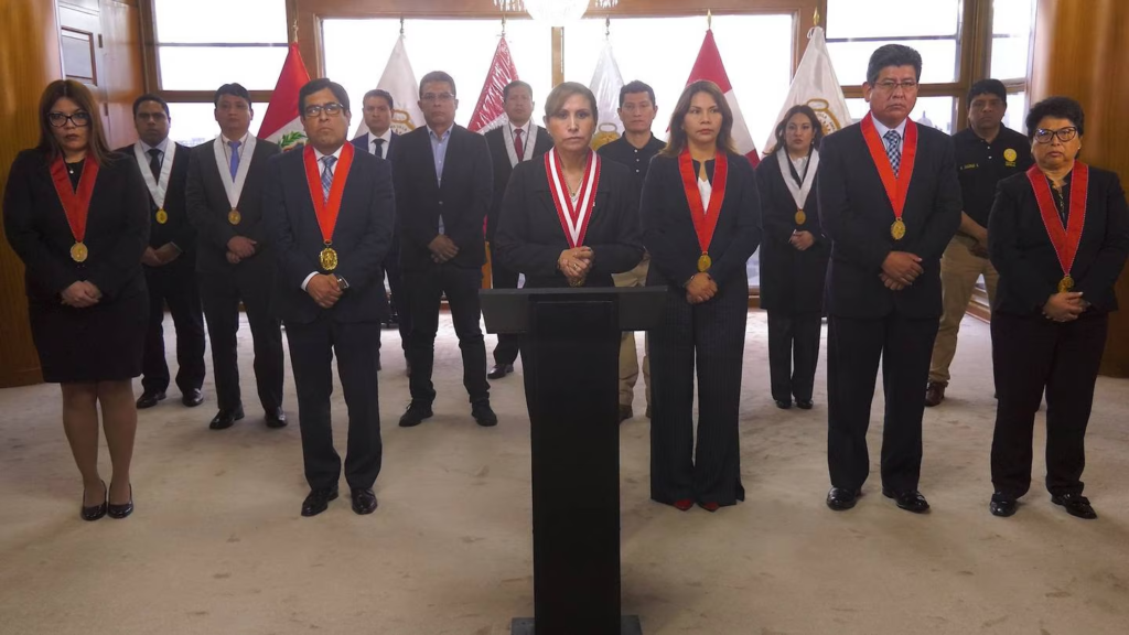 En un mensaje transmitido en vivo desde la cuenta de Facebook del Ministerio Público, la fiscal Patricia Benavides anunció la denuncia
constitucional contra el mandatario peruano.