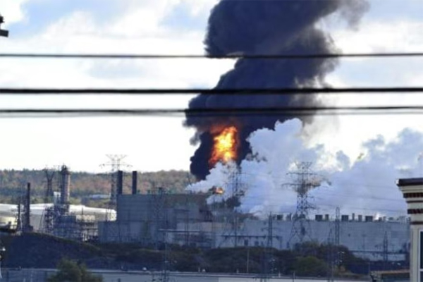 Esta foto obtenida el 8 de octubre de 2018 por cortesía de Jordan McWilliams muestra un incendio en la refinería de petróleo Irvine Oil en St. John's, New Brunswick, Canadá 