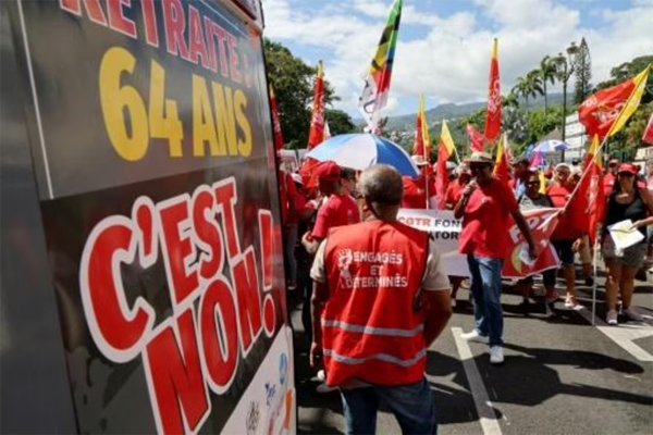  Manifestantes contra el plan de reforma de las pensiones del presidente Emmanuel Macron protestan en las calles de Saint-Denis de la Reunion, en la isla francesa de La Reunión, el 11 de febrero de 2023 