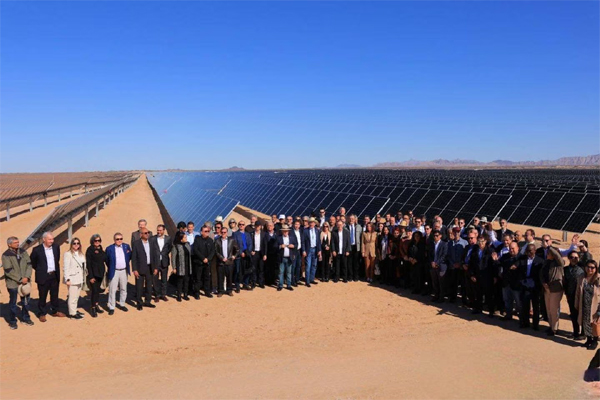 El Gobernador de Sonora, Alfonso Durazo y el titular de la Secretaría de Relaciones Exteriores, Marcelo Ebrard acompañan al cuerpo diplomático
acreditado en México durante una visita a la planta fotovoltaica de CFE en Puerto Peñasco (Foto: SRE).