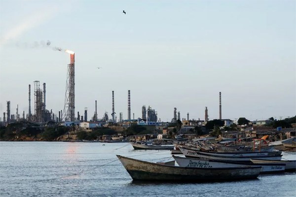 Imagen de archivo de barcos pesqueros en la costa del Centro de Refinación Paraguana (CRP), en Punta Cardón, Venezuela.