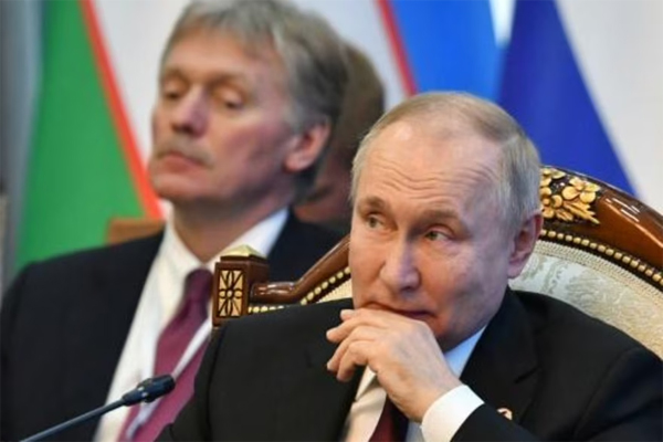 Dmitri Peskov permanece detrás del presidente Vladimir Putin durante un foro económico internacional en Kirguistán, el 9 de diciembre de 2022 en Biskek 