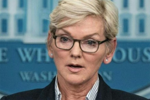 La secretaria de Energía de Estados Unidos, Jennifer Granholm, habla durante una conferencia de prensa en la Casa Blanca en Washington, DC., el 23 de enero de 2023 