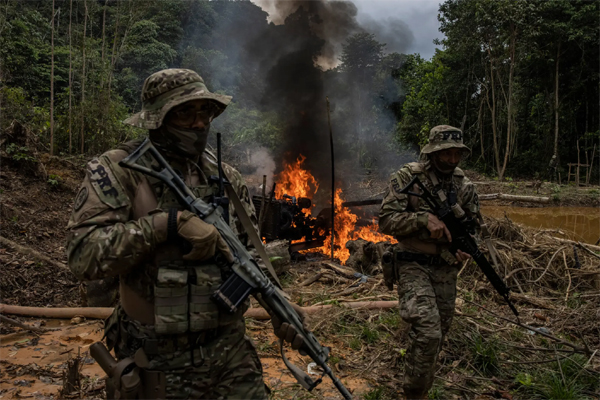 Miembros del equipo de fuerzas especiales medioambientales de Brasil durante una misión de destrucción de equipos de minería ilegal en el territorio yanomami.