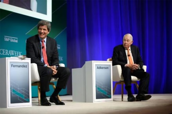 El subsecretario de Estado para Asuntos Económicos, Energía y Medio Ambiente de Estados Unidos, José W. Fernández (i), y Richard Adkerson, presidente de Freeport-McMoRan, en un panel durante CERAWeek, en Houston, Texas, el 6 de marzo de 2023 