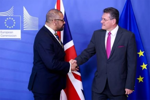  El ministro británico James Cleverly (izq) y el vicepresidente europeo Maros Sefcovic se saludan antes de una reunión que mantuvieron el 17 de febrero de 2023 en Bruselas 