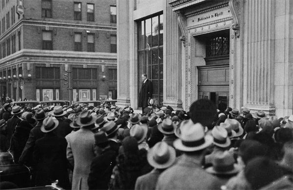 Un funcionario bancario intenta tranquilizar a un grupo de depositantes preocupados, en 1933. 