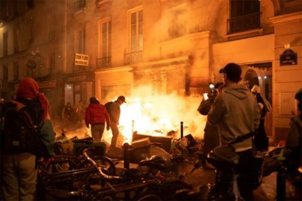  Un incendio de basuras y escombros durante una manifestación contra la reforma de las pensiones del gobierno francés, el 23 de marzo de 2023 en una calle de París 