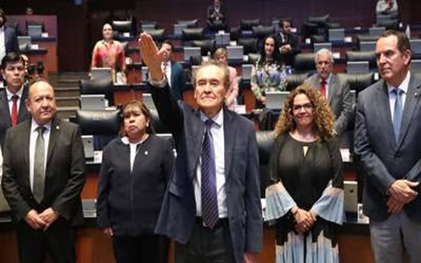 Salvador Ortuño Arzate, nuevo comisionado de la CNH, durante su toma de posesión en el Senado de México (Foto: Senado de la República).