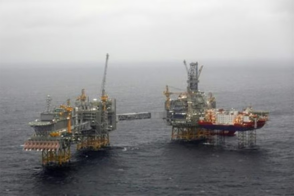 Una vista aérea tomada desde un helicóptero de una plataforma petrolera en el mar del Norte propiedad de la empresa pública noruega Equinor, tomada el 3 de diciembre de 2019 a unos 140 km de la ciudad de Stavanger, al sur de Noruega