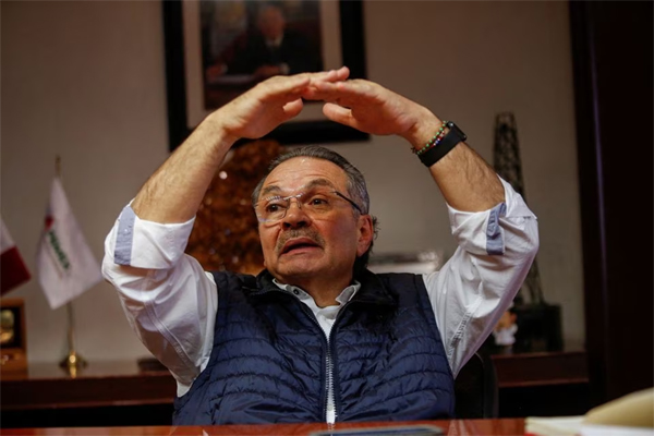 Octavio Romero, director general de Pemex, gesticula durante una entrevista con Reuters en la sede de la petrolera estatal Pemex en Ciudad de México, México, 7 de marzo de 2023. 