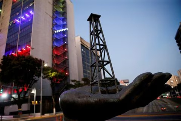 Una escultura que representa una torre de petróleo en una mano de la compañía petrolera estatal de Venezuela PDVSA se muestra cerca de la sede de la empresa, en Caracas, Venezuela 20 de marzo 2023.  