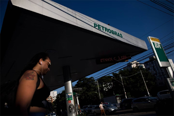 Un peatón pasa junto a una gasolinera de Petróleos Brasileiros SA (Petrobras) en Sao Paulo, Brasil, el viernes 1 de junio de 2018. Fotógrafo: Victor Moriyama/Bloomberg(Bloomberg/Victor Moriyama)