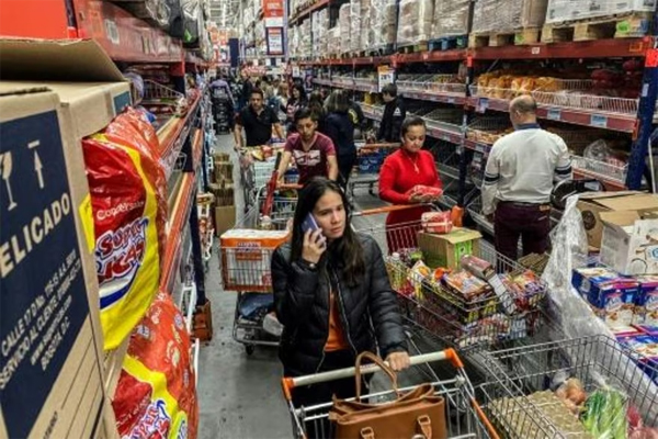 La inflación en Colombia se situó en un 13,3% interanual en febrero de 2023. En la imagen, consumidores en un supermercado en Bogotá 