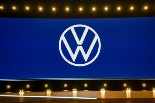 El logotipo de la empresa Volkswagen durante una presentación en el Centro de Congresos de Hamburgo, Alemania, el 15 de marzo de 2023 
