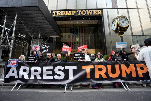  Detractores de Donald Trump se congregan frente a la Trump Tower de la 5ª Avenida de Nueva York, el 31 de enero de 2023, tras la inculpación del expresidente por la fiscalía de Manhatan por un caso de pago en negro a la estrella del porno Stormy Daniels en la recta final de las elecciones presidenciales de 2016 