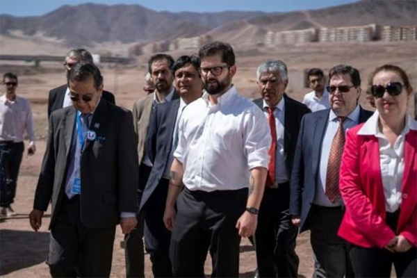 En esta foto difundida por la oficina de prensa de la presidencia chilena, el mandatario Gabriel Boric camina durante un evento para presentar la Estrategia Nacional del Litio en Antofagasta, Chile, el 21 de abril de 2023 