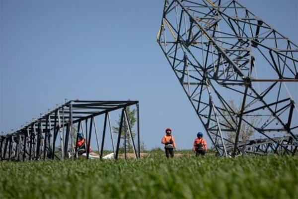 Unos empleados transportan unas torres de electricidad durante la renovación de las líneas de alto voltaje del operador RTE cerca de Flers, en el noroeste de Francia, el 19 de abril de 2023