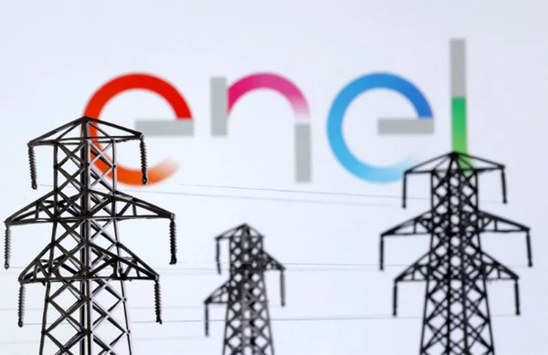 Miniaturas de torres de transmisión de energía eléctrica y el logo de Enel se ven en esta ilustración