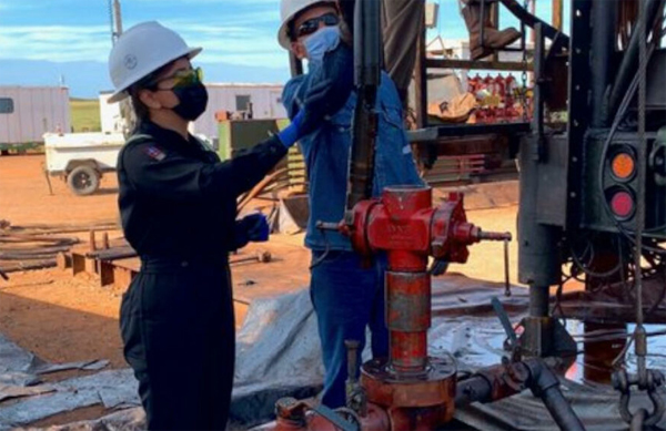 Una trabajadora de Frontera Energy en un campo petrolero operado por la firma estatal canadiense, el 20 de diciembre de 2021. 