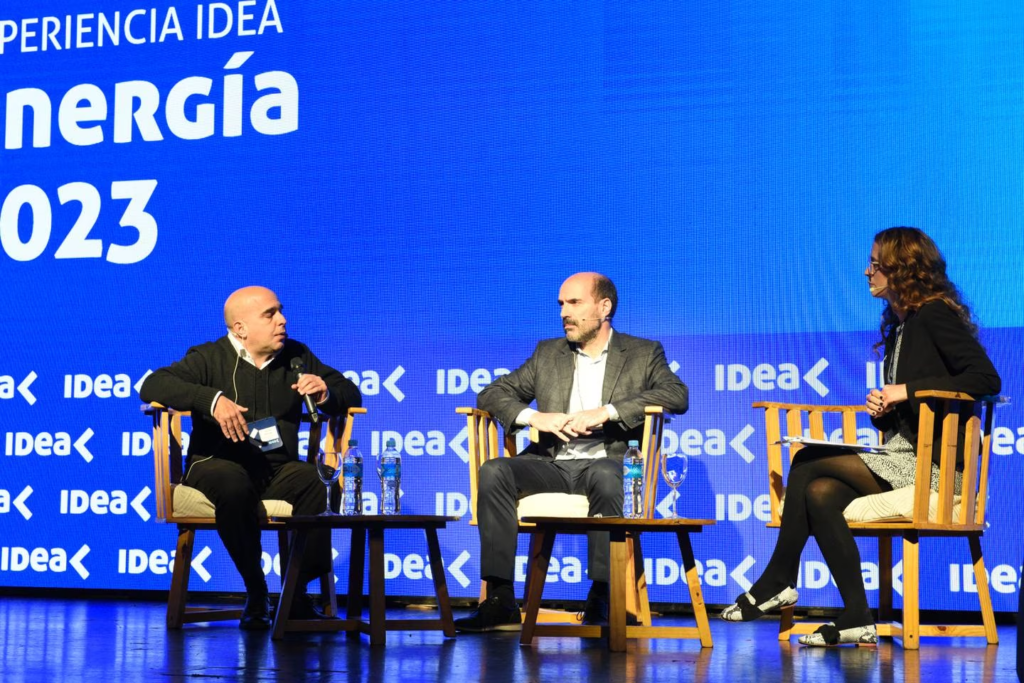 Nicolás Gadano (en el medio) Economista y referente energético de la Fundación Pensar (Fuente: IDEA)