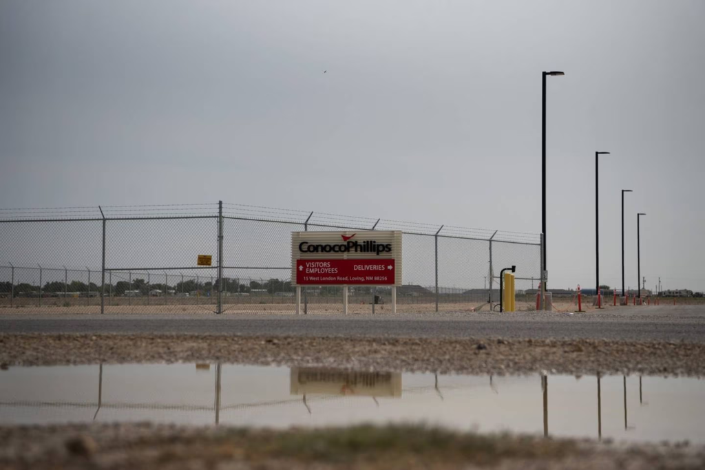 La joya de la corona del parche de esquisto se prepara para una prohibición de BidenUna señal se muestra fuera de la sede de ConocoPhillips en Carlsbad, Nuevo México, EE.UU., el viernes 11 de septiembre de 2020. Con la industria petrolera de Estados Unidos tambaleándose por el colapso de la demanda este año, el parche de esquisto de Nuevo México ha surgido como el lugar para ir a los perforadores desesperados por exprimir la mayor cantidad de crudo de la tierra sin sangrar dinero en efectivo. Sólo hay un problema: Joe Biden quiere prohibir la fracturación hidráulica.  