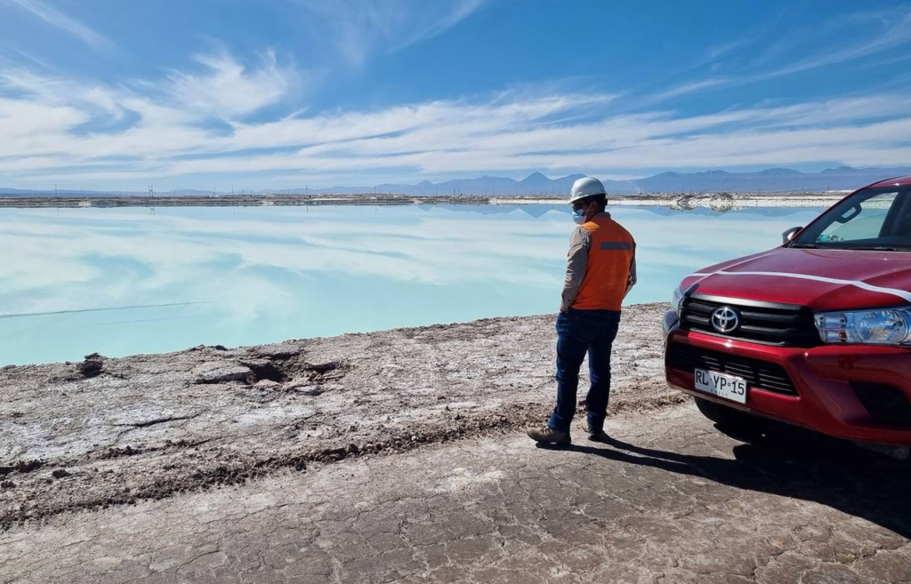 Una de las piscinas gigantes de evaporación de salmuera en el desierto de Atacama en Chile. Una piscina gigante de evaporación de salmuera en Atacama en Chile. 