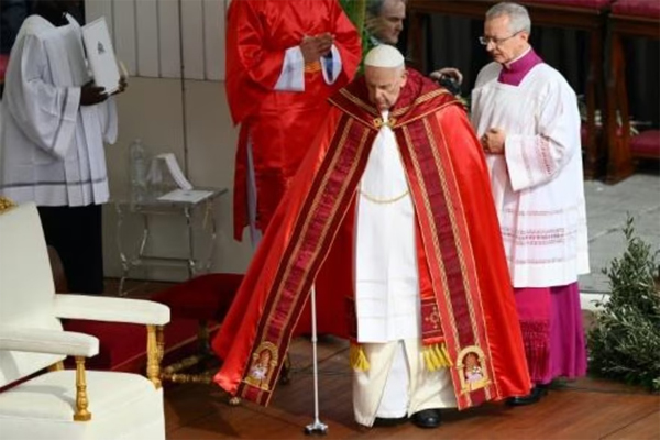  El papa Francisco preside el Domingo de Ramos en la Plaza San Pedro del Vaticano el 2 de abril de 2023 
