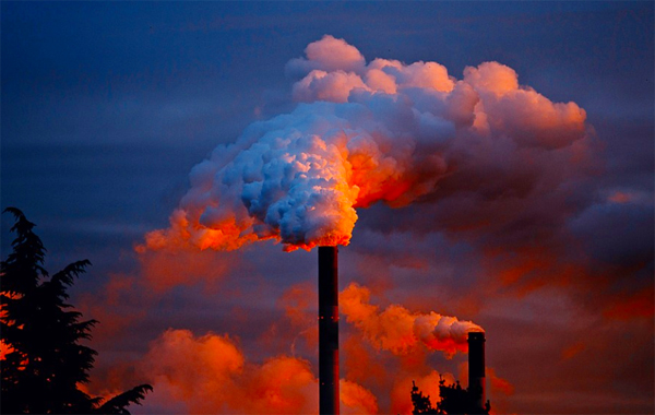 Humo contaminante de una planta. (Ciar Global)