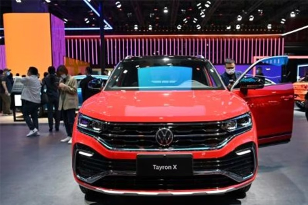 Un vehículo Volkswagen Tayron X permanece expuesto durante el salón del automóvil de Shanghái, el 19 de abril de 2021 en la ciudad china 