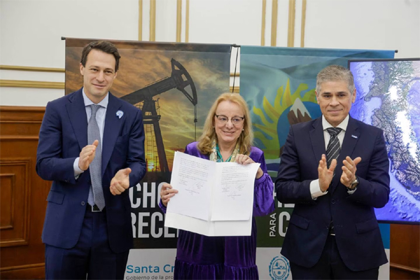 Firma del memorando por Palermo AikeHugo Eurnekian (presidente de CGC), Alicia Kirchner (gobernadora de Santa Cruz) y Pablo González (presidente de YPF)(YPF)