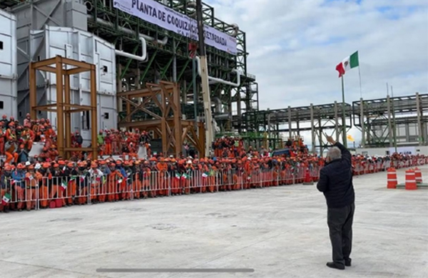 El presidente Andrés Manuel López Obrador habla a trabajadores durante una supervisión de la planta coquizadora en la refinería de Tula, Hidalgo (Foto: Sitio web de AMLO).