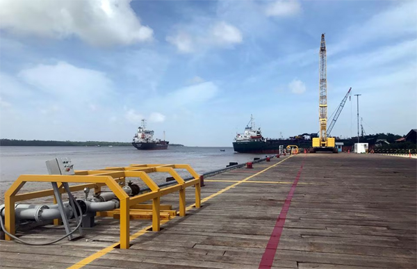 Los buques que transportan suministros para una plataforma petrolífera en alta mar operada por Exxon Mobil se ven en el muelle de Guyana Shore Base Inc en el río Demerara, al sur de Georgetown, Guyana 23 de enero 2020. (Luc Cohen/Reuters)
