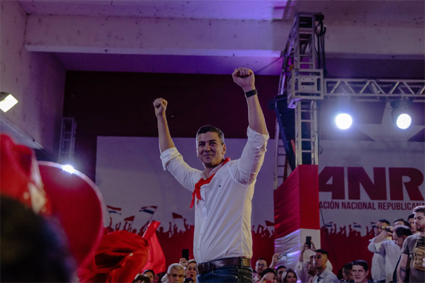 Santiago Peña, el candidato presidencial del Partido Colorado, saluda a sus seguidores en un evento de campaña en Asunción, Paraguay, el 24 de abril. Maria Magdalena Arrellaga para The New York Times