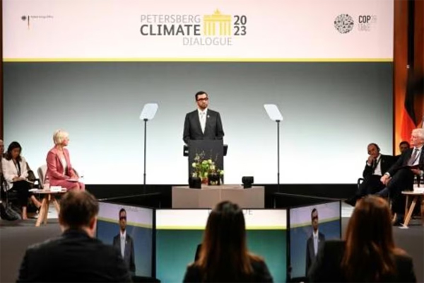  Sultan Ahmed al Jaber habla durante el Diálogo de Petersberg sobre el Clima, el 2 de mayo de 2023 en el centro de Alemania 