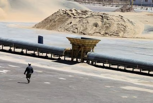 Un trabajador camina cerca de una pila de arena en la perforación de petróleo y gas de esquisto de Vaca Muerta, en la provincia patagónica de Neuquén, Argentina 21 de enero de 2019. 