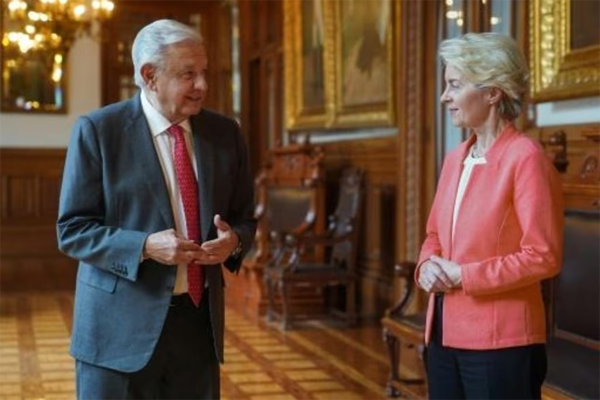 El presidente mexicano, Andrés Manuel López Obrador (izq.), con la presidenta de la Comisión Europea, Ursula Von Der Leyden, el 15 de junio de 2023 en el Palacio Nacional, en Ciudad de México