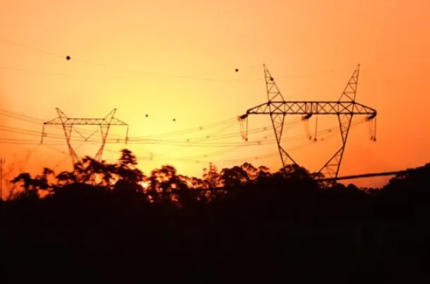 Torres de alta tensión del tendido de energía eléctrica.