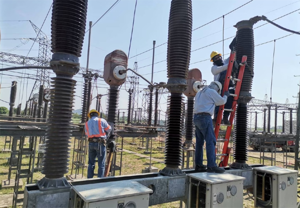 Técnicos de la ENEE hacen reparaciones a los transformadores de corriente de una subestación de San Pedro Sula.(Cortesía: Enee)