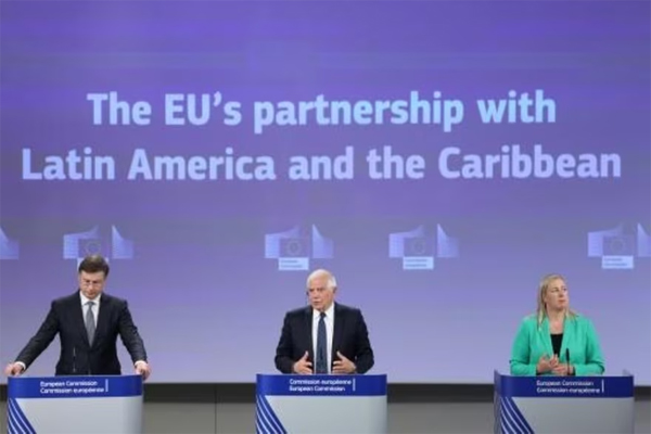 Josep Borrell habla entre los comisarios europeos Valdis Dombrovskis (izq) y Jutta Urpilainen durante la rueda de prensa que dieron sobre la relación de la UE con la CELAC, el 7 de junio de 2023 en Bruselas 