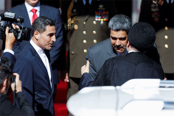 El presidente de Venezuela, Nicolás Maduro, se reúne con el presidente iraní, Ebrahim Raisi, en el Palacio de Miraflores, en Caracas, Venezuela, 12 de junio de 2023. (Leonardo Fernández Viloria/Reuters)