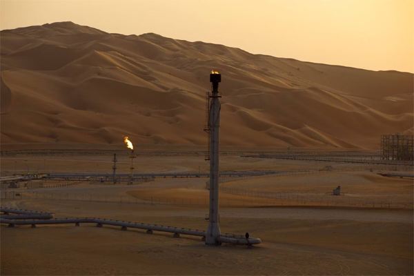 Las llamas arden en una instalación de procesamiento de petróleo en el yacimiento petrolífero de Saudi Aramco en el desierto de Rub' Al-Khali (Barrio Vacío) en Shaybah, Arabia Saudí, el martes 2 de octubre de 2018. 