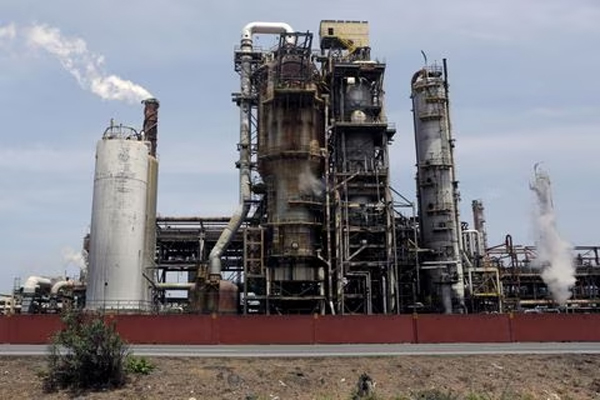 La refinería El Palito que pertenece a PDVSA es vista en Puerto Cabello, en el estado Carabobo, 2 de marzo de 2016. (Marco Bello/Reuters)