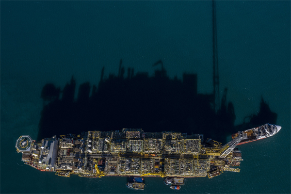 El buque de producción flotante  FPSO Carioca utiliza tecnología de Petrobras para capturar y reinyectar carbono en yacimientos petrolíferos marinos. (Dado Galdieri/Bloomberg)