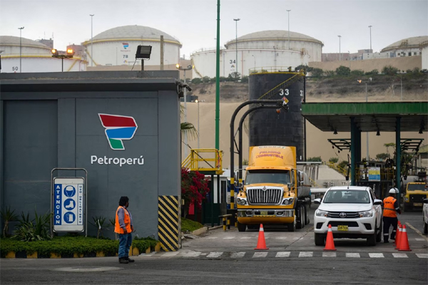 Señalización fuera de la refinería de Petroperú Conchán en Lima, Perú, el jueves 17 de marzo de 2022.  