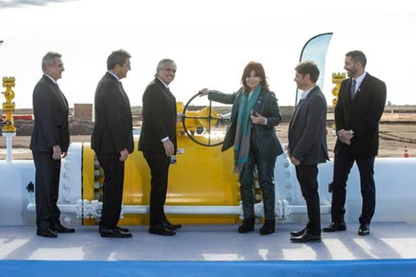 El Presidente de Argentina, Alberto Fernández, y la Vicepresidenta, Cristina Fernández de Kirchner, giran una válvula para poner en marcha el gasoducto Néstor Kirchner, junto al Jefe de Gabinete y precandidato presidencial, Agustín Rossi, y el Ministro de Economía y precandidato presidencial, Sergio Massa, El Gobernador de la Provincia de Buenos Aires Axel Kicillof y el Presidente de Energía Argentina (ENARSA) Agustin Gerez, durante la inauguración del primer tramo del Gasoducto Néstor Kirchner (GNK), en Salliquelo, Provincia de Buenos Aires, Argentina 9 de julio de 2023. Charo Larisgoitia/Vicepresidencia Argentina/