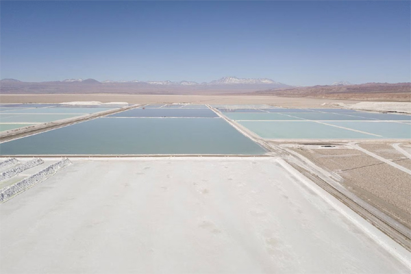 Piscinas de salmuera en la mina de litio Albemarle Corp. en Calama, Región de Antofagasta, Chile, el martes 20 de julio de 2021. 